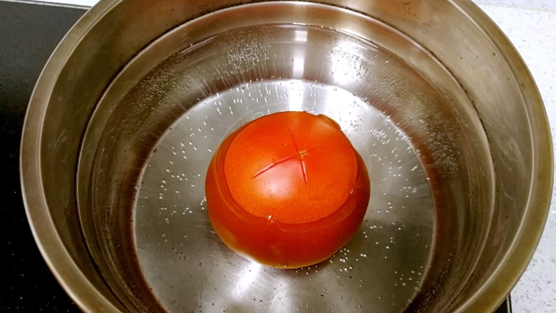 番茄鸡蛋牛肉粉,放入热水锅里，煮约2分钟。（如果水量没有完全浸过番茄，就要用勺子不时翻动一下）