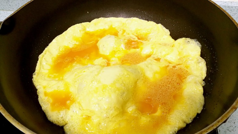 番茄鸡蛋牛肉粉,炒锅热足量油，倒入蛋液，趁还有一点流动的蛋液时盛出。