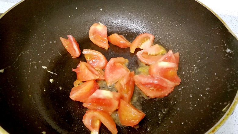 番茄鸡蛋牛肉粉,利用锅里的余油倒入番茄，加一点盐，翻炒一下。
