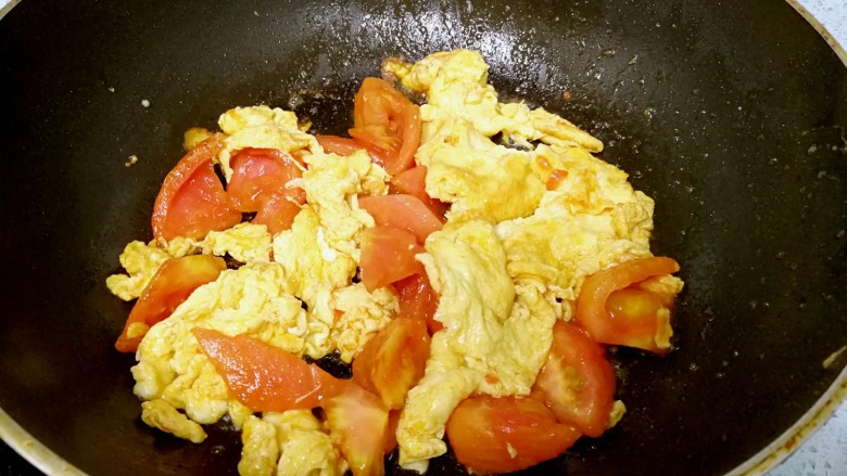 番茄鸡蛋牛肉粉,倒入鸡蛋，翻炒混合。