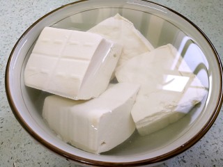 豆腐鲫鱼汤,豆腐用清水浸泡一下，减少豆腥味。