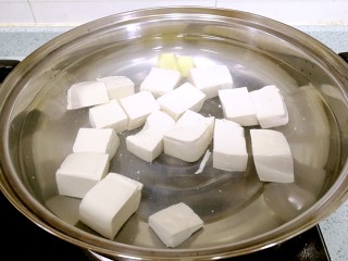 豆腐鲫鱼汤,汤锅里倒入7碗清水，倒入豆腐，大火烧开，转小火慢煮。