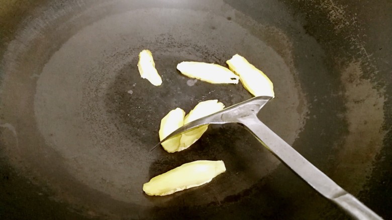 豆腐鲫鱼汤,煮豆腐的时候来煎鱼。煎锅里放入姜片，用锅铲压着姜片滑动，滋一下锅。