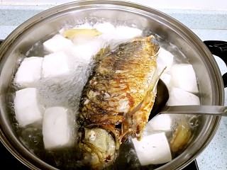 豆腐鲫鱼汤,直接把鲫鱼捞入豆腐汤里，开大火烧开后，转小火煮20分钟。