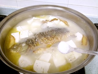 豆腐鲫鱼汤,加入2小勺盐调味。