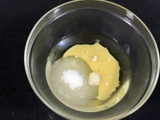 桃酥（花生桃酥）,玉米油，蛋液，细砂糖放入碗里搅拌均匀。