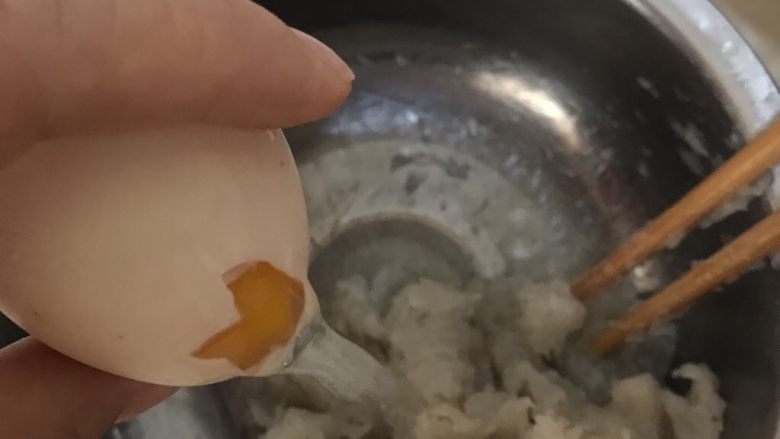虾肉丸子,轻轻敲一下，掰开一个小孔，将蛋清倒进虾尼里。