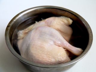 卤鸭,
1.首先将鸭子处理干净，泡水半小时或更长，为了泡出血水。