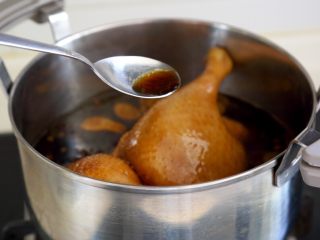 卤鸭,7.大火煮开，并不断将汁浇到鸭子身上。保持中火煮30-40分钟，中间翻几次鸭身。
注：前面的黑色砂锅有点小，换个大一点的，细心的可能发现了。