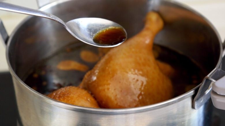 卤鸭,7.大火煮开，并不断将汁浇到鸭子身上。保持中火煮30-40分钟，中间翻几次鸭身。
注：前面的黑色砂锅有点小，换个大一点的，细心的可能发现了。