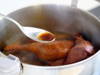 卤鸭,
8.最后大火收汁，煮10-15分，还要不断将汁浇到鸭子身上。
