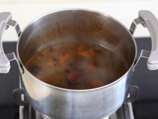 卤鸭,10.锅里的酱汁水用大火继续煮，煮到浓稠关火。