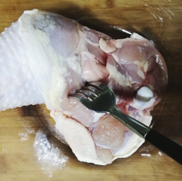 法式脆皮烤烤鸡,先处理鸡腿。
1.鸡腿泡水洗净，并用厨房纸吸干表面水份。
2.用叉子狠狠的差遍鸡腿全部，以便入味。一定不要手下留情。