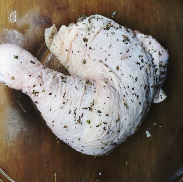 法式脆皮烤烤鸡,给鸡腿来个香料马杀鸡。多揉揉更入味，腌制10分钟。
