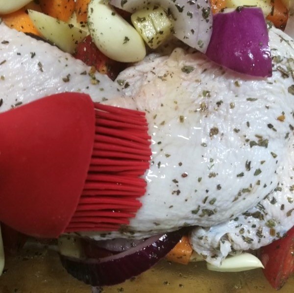 法式脆皮烤烤鸡,最后在鸡腿上，刷一层橄榄油。大蒜也可以刷下，再天女散花的撒一波罗勒。