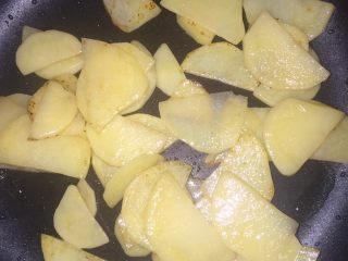 孜然土豆片,土豆片两面煎的焦黄后捞出
