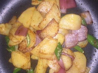 孜然土豆片,放入食盐，辣椒面，孜然粉，搅拌均匀。