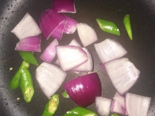 孜然土豆片,放入洋葱，青椒