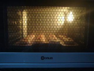 玫瑰鲜花饼,放入预热好的烤箱底层，上火110度，下火175度烤30分钟（不能单独调低上火的烤箱记得盖锡纸）
