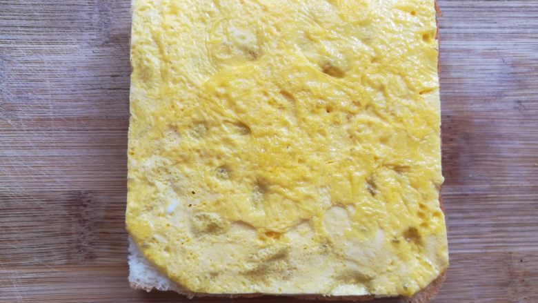 海绵宝宝芝士三明治,把蛋黄部分放面包片上