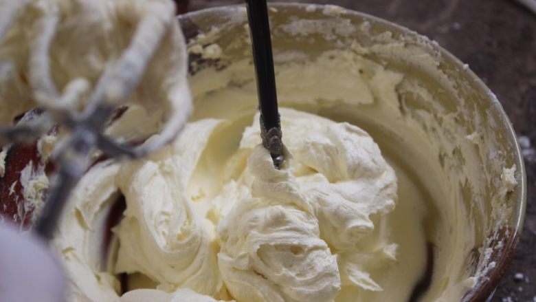 奶油糖霜,搅拌的时候要常常用勺子把旁边的混到中间