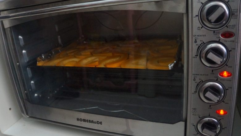 烤南瓜,放入预热好200度的烤箱烤25分钟