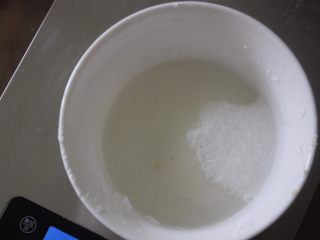 惊喜玫瑰马卡龙,用开水把把砂糖给融化掉，如果没有全部融化的话，可以放到微波炉里10秒（这个是懒人方法，传统方法是在过了热到118度）