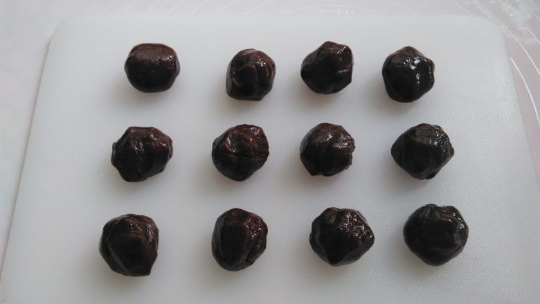 巧克力蔓越莓莲蓉月饼,月饼皮按照每个17克平分成12个小面团