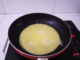 韭菜盒子（春卷版）,不粘锅内放少量油，倒入鸡蛋液煎成蛋饼