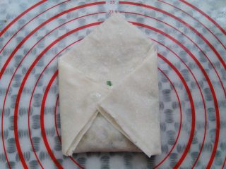 韭菜盒子（春卷版）,春卷皮的右侧往左折
