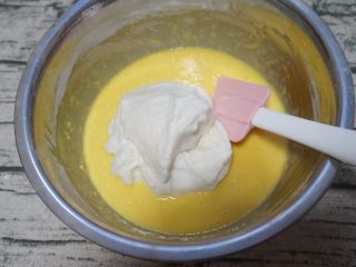 焦糖中空戚风,先加三分之一蛋白霜到蛋黄糊中，翻拌均匀