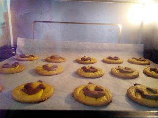 万圣节不给糖就捣蛋——南瓜饼干,烤箱160度烤15分钟，烤熟后取出来放凉