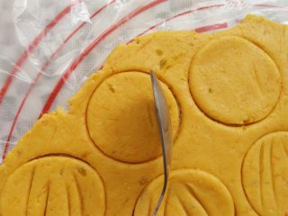 万圣节不给糖就捣蛋——南瓜饼干,用勺子立起来在饼干胚上印4条缝