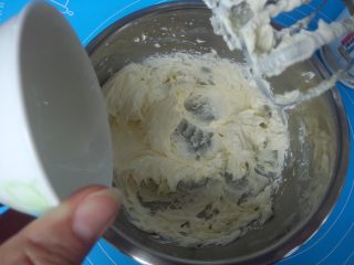 酸奶蔓越莓饼干,酸奶酸奶分成三次加入黄油中，每加入一次打匀后再加入下一次，搅打至酸奶与黄油完全融合。