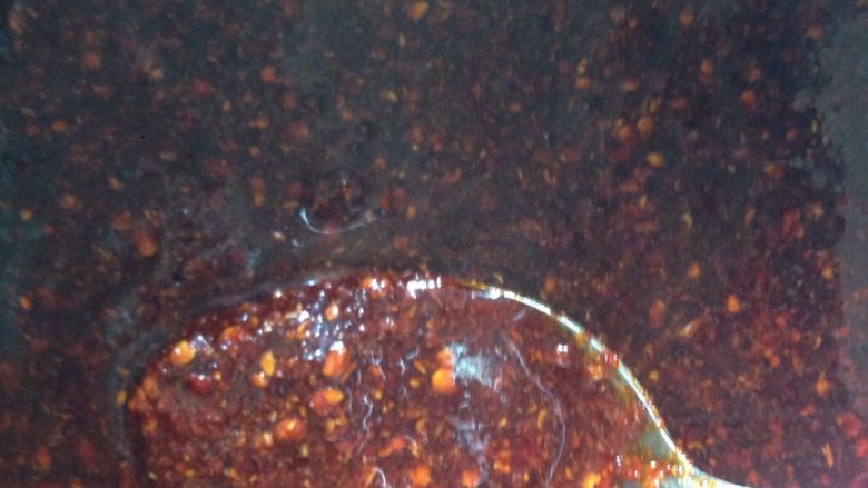 凉拌酸辣海带丝,油泼辣子的制作：准备辣椒面放碗里放点盐还有花椒，锅里油烧热。稍微晾凉一点倒入碗里，用筷子搅拌一会即可。（油温不能太高，不然会糊）