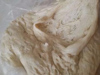 豹纹吐司,将中种面团的材料按下层液体，中层粉体，上层酵母的顺序放入面包机中，揉成一个光滑的面团就可以了，放到保鲜袋中，冰箱冷藏17个小时以上。
