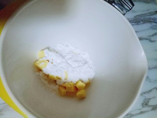 小熊抱杏仁饼干,黄油放在一个比较深的容器里，加入糖粉。