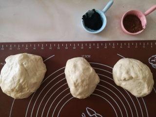 豹纹吐司,将揉好的面团分成三份，一份大概240g左右的大面团，两份大概160g左右小面团。
