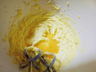 小熊抱杏仁饼干,加一半的蛋液，继续电动打蛋器打至蛋液和黄油融合，看不到蛋液。
之后把剩余的蛋液全部加入，打至看不到蛋液为止。