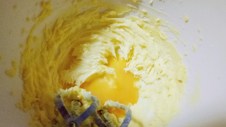 小熊抱杏仁饼干,加一半的蛋液，继续电动打蛋器打至蛋液和黄油融合，看不到蛋液。
之后把剩余的蛋液全部加入，打至看不到蛋液为止。