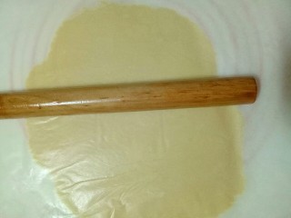 小熊抱杏仁饼干,面团上下垫上油纸，用擀面杖擀薄，约2mm左右。