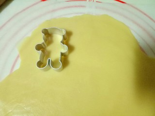 小熊抱杏仁饼干,用磨具压出小熊形状。