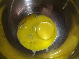 淡奶油戚风,冷藏过的鸡蛋，取两个干净无水无油的打单盆，将蛋白和蛋黄分离，蛋白中不可以掉入一点点蛋黄，如果弄破了蛋黄，就要重新弄过了。