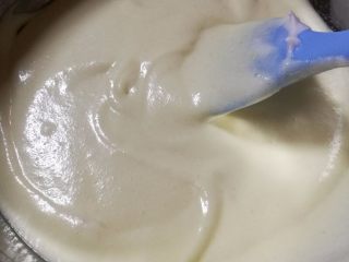 淡奶油戚风,动作要轻柔且快速，不然都会使蛋白霜消泡。