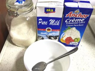 谷物水果酸奶杯,我们先来制作酸奶，我们先将装酸奶的容器用开水浸泡冲洗一分钟消毒。