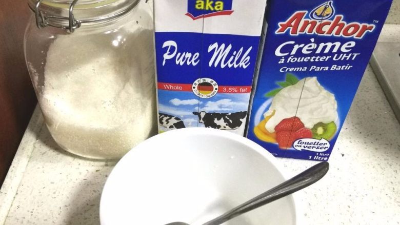 谷物水果酸奶杯,我们先来制作酸奶，我们先将装酸奶的容器用开水浸泡冲洗一分钟消毒。