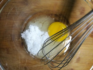 低卡南瓜蛋糕卷(内附无油低卡南瓜卡仕达酱做法),鸡蛋加白砂糖搅拌均匀