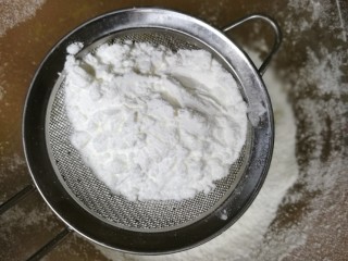 低卡南瓜蛋糕卷(内附无油低卡南瓜卡仕达酱做法),低筋面粉和玉米淀粉依次过筛到蛋糊里，并搅拌均匀。