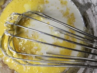低卡南瓜蛋糕卷(内附无油低卡南瓜卡仕达酱做法),加南瓜糊，一大勺约20克牛奶，再滴几滴香草精