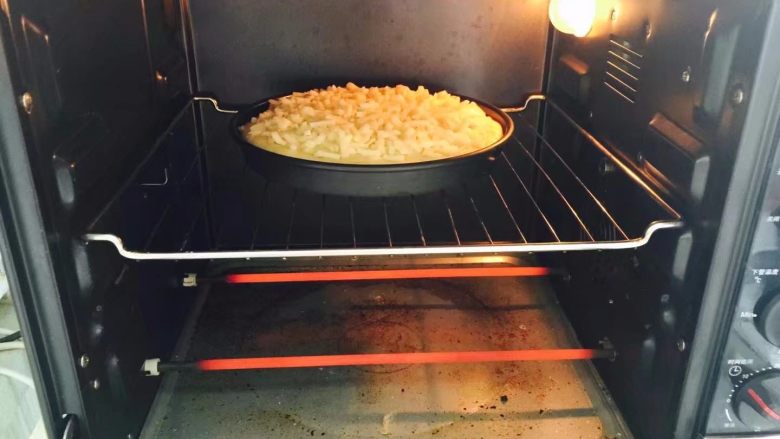 榴莲披萨,烤箱200度预热，放中层烤20分钟左右